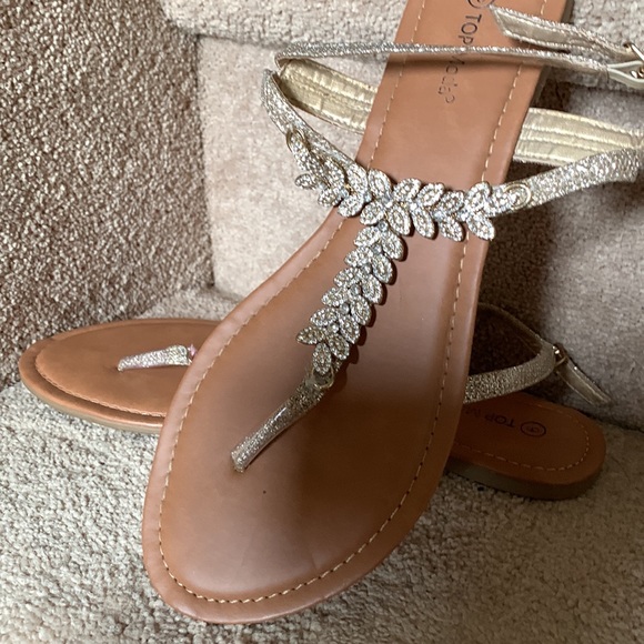 Top Mode Sparkly Leaf Thong Sandals in Size 9 - Picture 2 of 7
